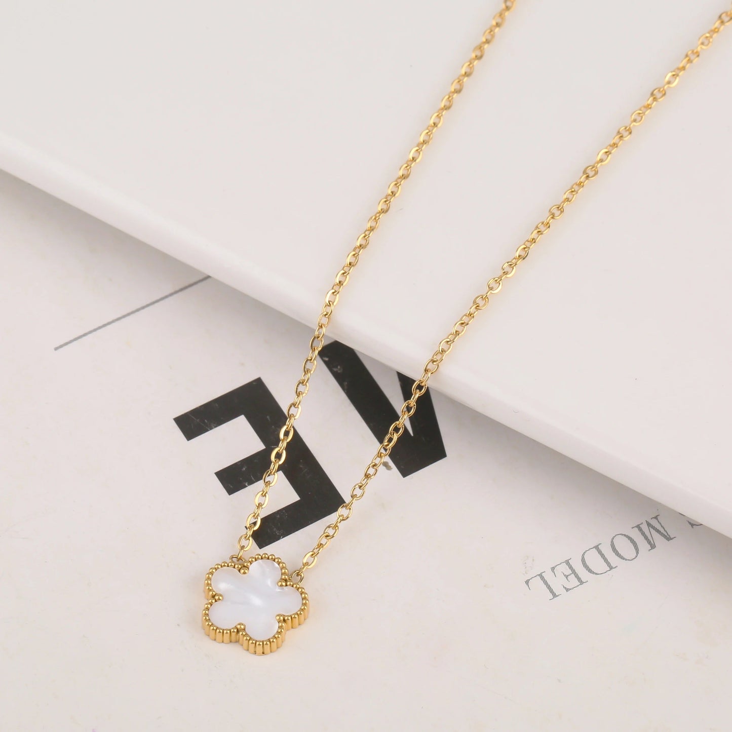Five-Leaf Clover | Necklace – White